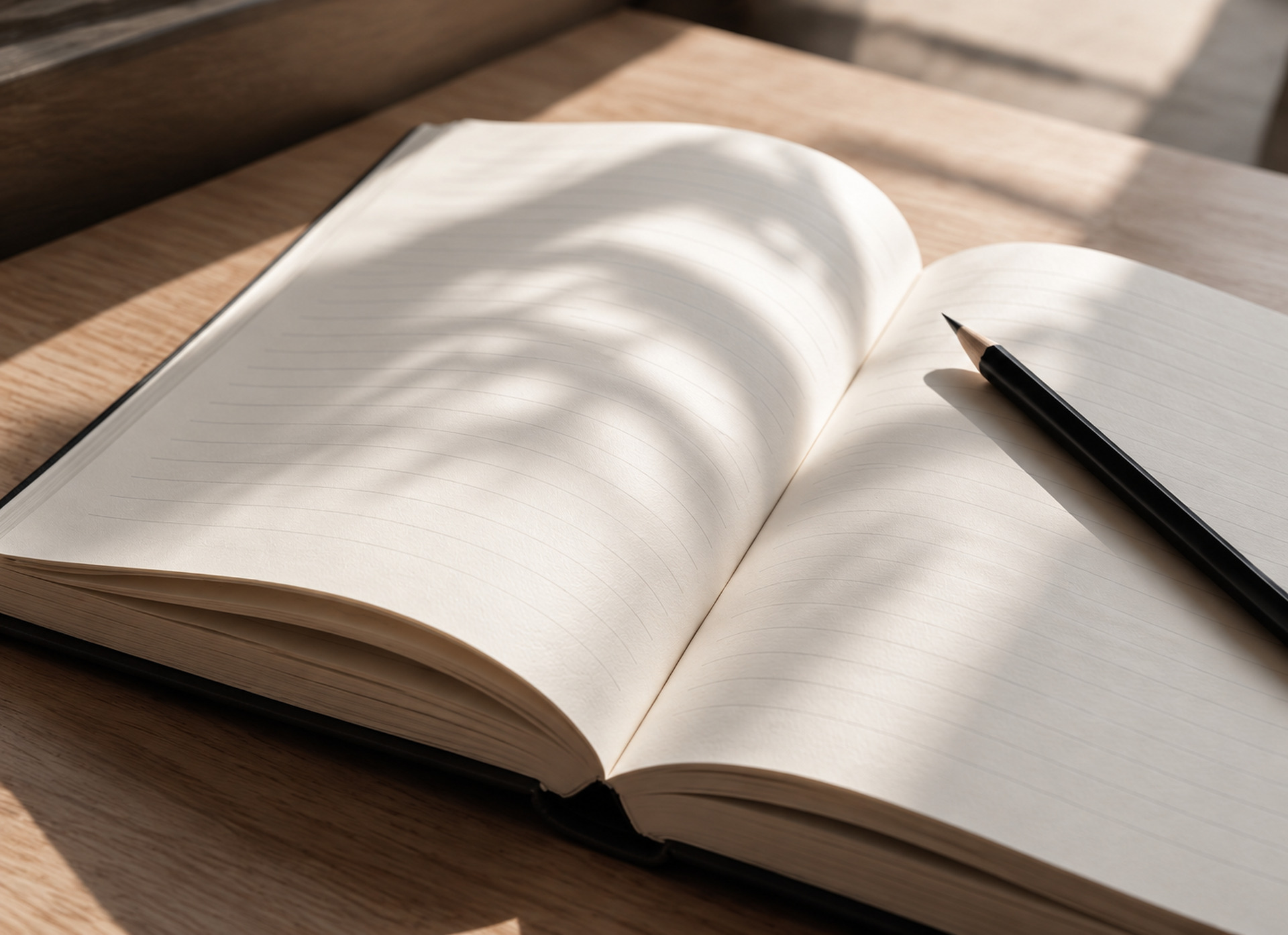 House of Slow - journal Open notitieboek met een potlood in het zonlicht